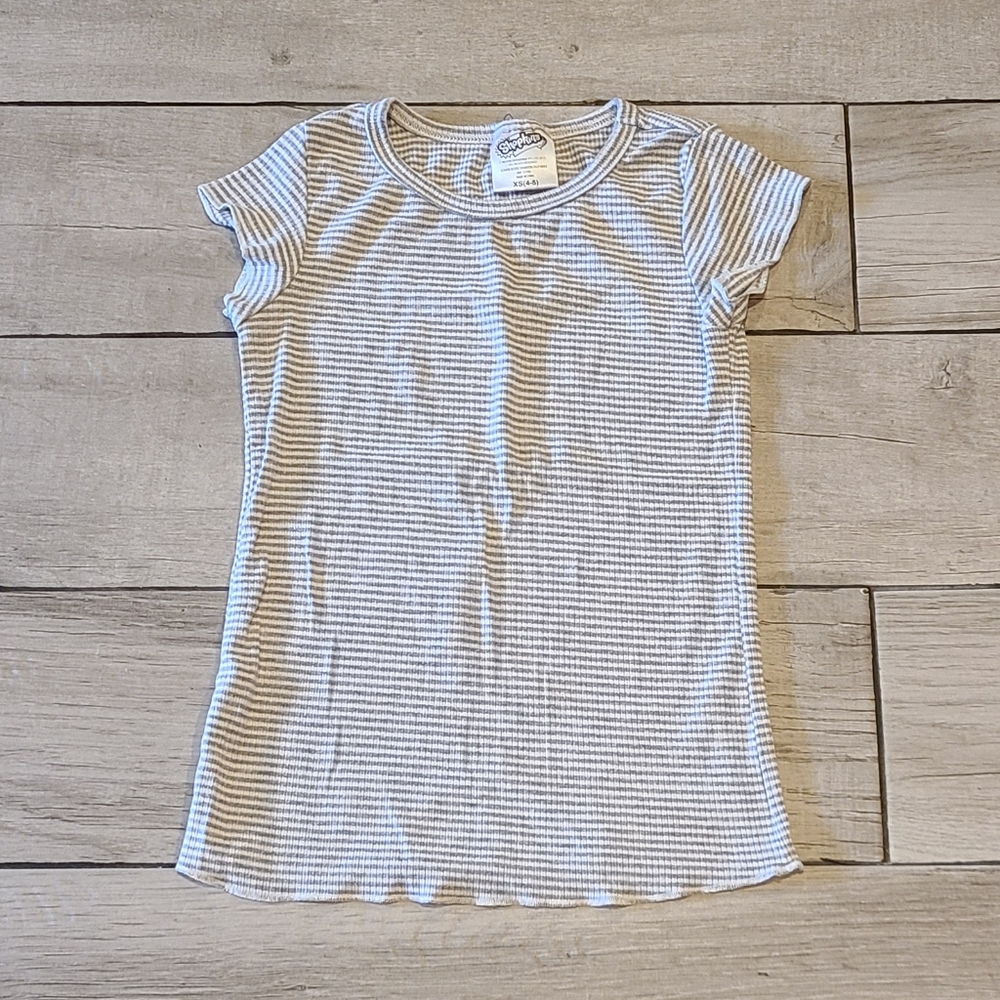 🦔 Girls Grey And White striped tee 🌻